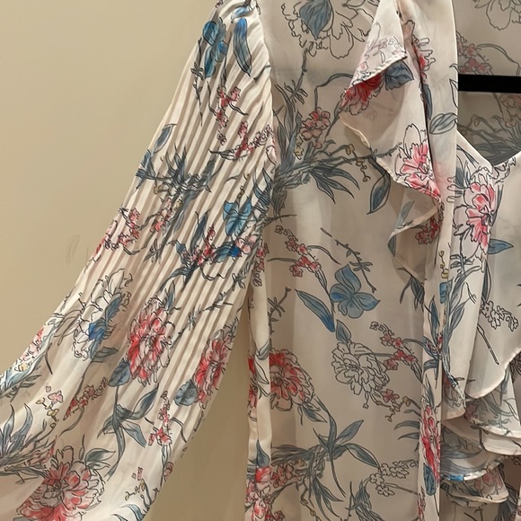 Stylish cute floral blouse - Picture 2 of 4